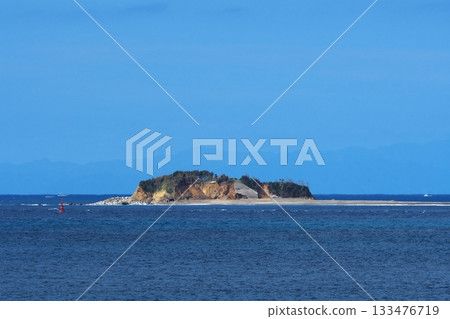 從志摩半島最南端的麥崎眺望無人居住的小島。 從志摩半島最南端的麥崎眺望無人居住的小島。 133476719
