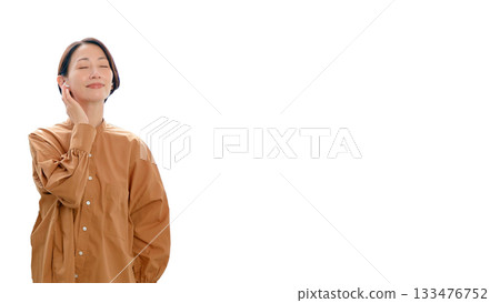 一位正在聽音樂或廣播的女士（大圖） 133476752