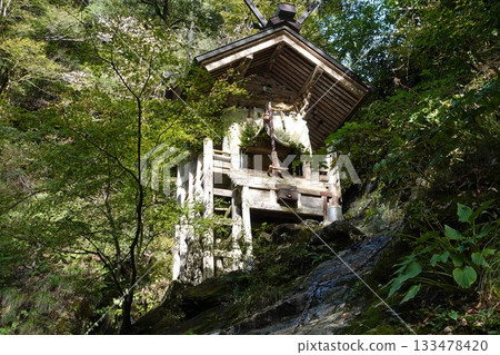 Amanoiwato Shrine: The shrine building stands on a steep slope and is accessed by chains 133478420