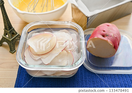 將地瓜切片，去除苦味。 133478491