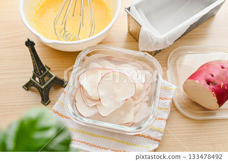 將地瓜切片，去除苦味。 133478492