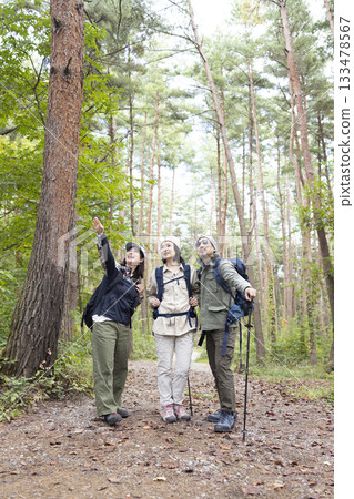 一家人享受登山樂趣 133478567