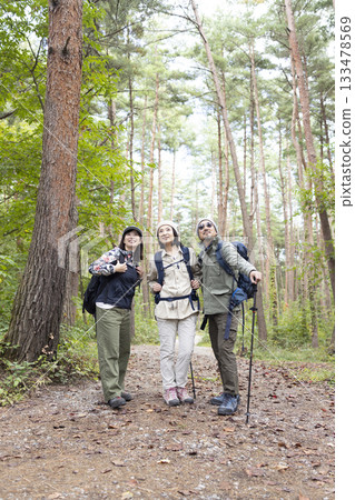 一家人享受登山樂趣 133478569