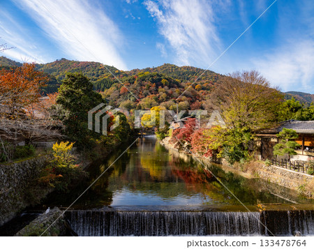 秋天的嵐山和渡月橋 秋天的嵐山和渡月橋 133478764
