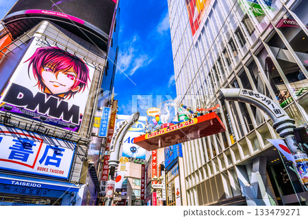 日本東京，11月24日。澀谷中心街也穿上了冬季服裝（入境旅遊仍在繼續，到處都是外國遊客）。 133479271