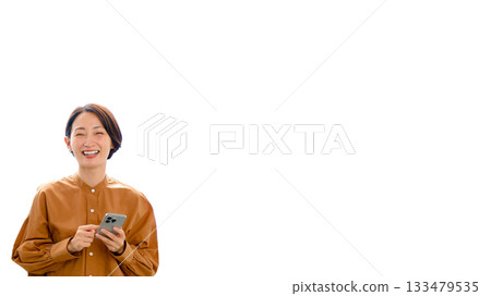 摳圖文字 - 手機拍攝的女性影像（中等大小） 133479535