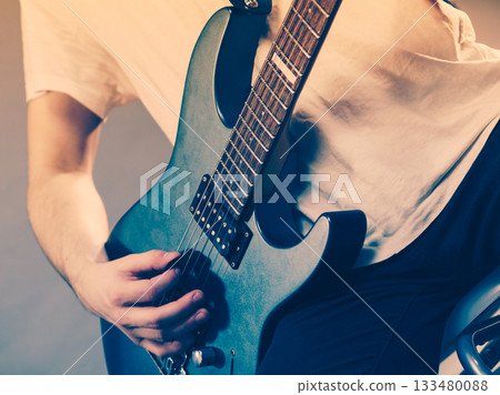 Close up of man playing on electric guitar 133480088