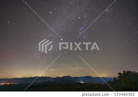 日本鳥取縣山和美麗的星空 133480303