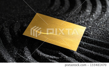 黑色沙丘乾燥景觀與金色名片樣機 133481470