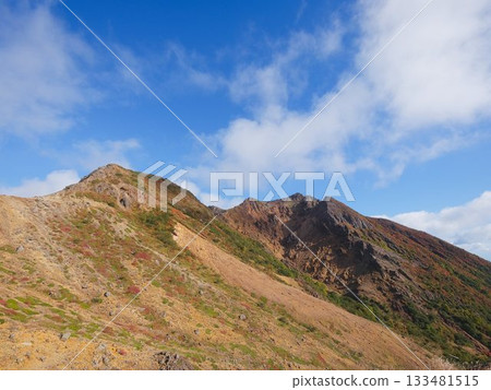 Autumn leaves on Mount Nasu, view from the Nasu hiking trail 133481515
