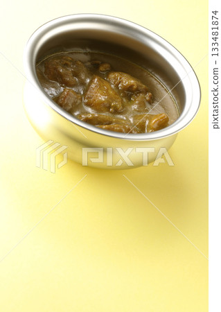 雞肉咖哩盛放在銀質餐具上 133481874