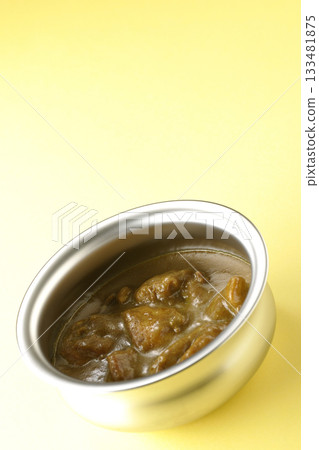 雞肉咖哩盛放在銀質餐具上 133481875