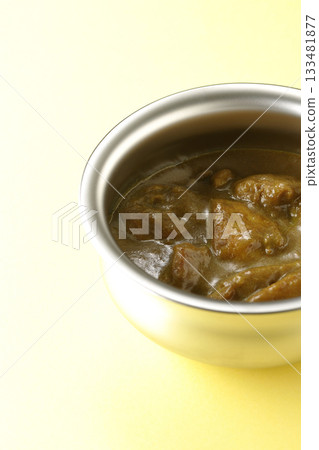 雞肉咖哩盛放在銀質餐具上 雞肉咖哩盛放在銀質餐具上 133481877