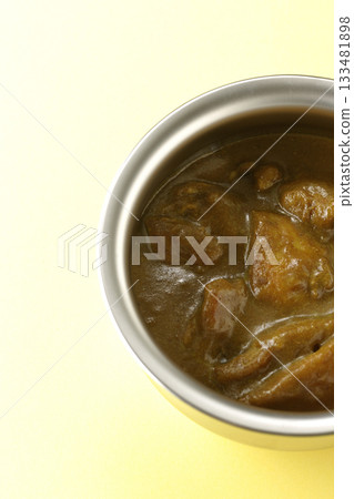 雞肉咖哩盛放在銀質餐具上 雞肉咖哩盛放在銀質餐具上 133481898