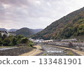 A train leaving Hakone-Yumoto Station where autumn leaves begin to appear 133481901
