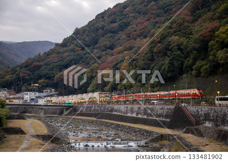 The Romancecar (GSE) departs with autumn leaves behind 133481902