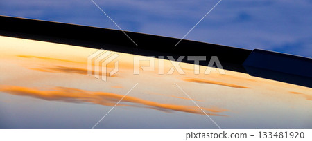 冬日北海道的傍晚天空倒映在車頂上,構成了一幅感傷的畫面。 冬日北海道的傍晚天空倒映在車頂上,構成了一幅感傷的畫面。 133481920