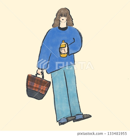 一名身穿藍色衣服、手持塑膠瓶的女子 133481955