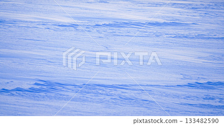 夕陽西下，雪地上泛起陣陣寒意，風吹起的漣漪清晰可見。 133482590