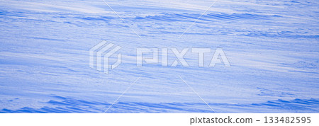 夕陽西下，雪地上泛起陣陣寒意，風吹起的漣漪清晰可見。 133482595