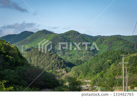 五月,長野縣南卷村的里山景色和藍天,以及翠綠的山巒。 五月,長野縣南卷村的里山景色和藍天,以及翠綠的山巒。 133482765