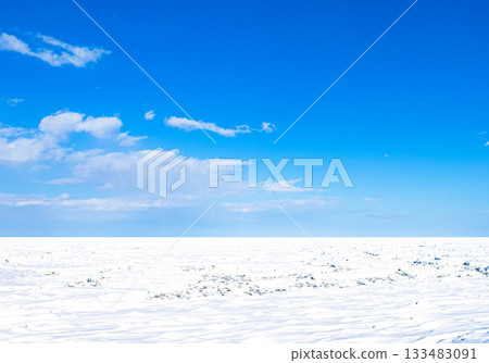 北海道鄂霍次克海碧藍的天空和漂浮的浮冰令人心曠神怡。 133483091