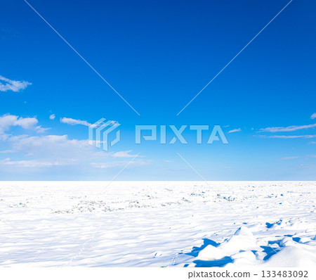 北海道鄂霍次克海碧藍的天空和漂浮的浮冰令人心曠神怡。 北海道鄂霍次克海碧藍的天空和漂浮的浮冰令人心曠神怡。 133483092