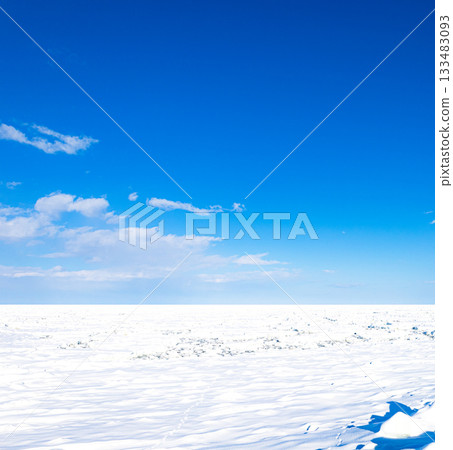 A refreshing blue sky and drift ice filling the Sea of Okhotsk in Hokkaido 133483093