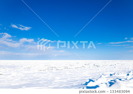 A refreshing blue sky and drift ice filling the Sea of Okhotsk in Hokkaido 133483094