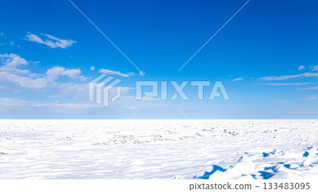 北海道鄂霍次克海碧藍的天空和漂浮的浮冰令人心曠神怡。 北海道鄂霍次克海碧藍的天空和漂浮的浮冰令人心曠神怡。 133483095