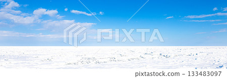 A refreshing blue sky and drift ice filling the Sea of Okhotsk in Hokkaido 133483097