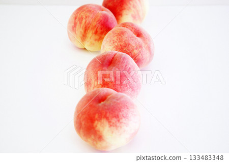 新鮮採摘的桃子 新鮮採摘的桃子 133483348