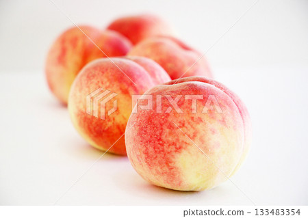 新鮮採摘的桃子 133483354