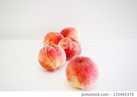 新鮮採摘的桃子 新鮮採摘的桃子 133483378