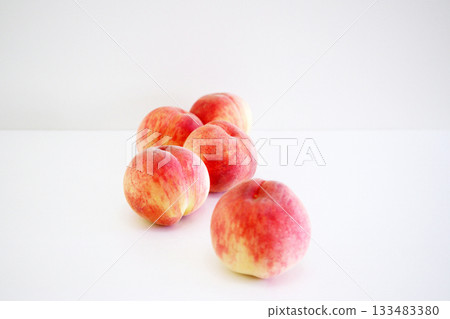 新鮮採摘的桃子 新鮮採摘的桃子 133483380