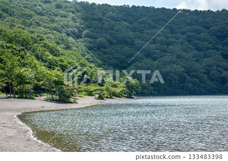 群馬縣赤城山小沼湖畔沙灘,夏日藍天與蒼翠山巒。 群馬縣赤城山小沼湖畔沙灘,夏日藍天與蒼翠山巒。 133483398