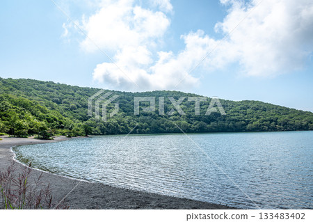 群馬縣小沼湖與赤城山的藍天，構成了一幅夏季壯麗的水濱景色。 133483402