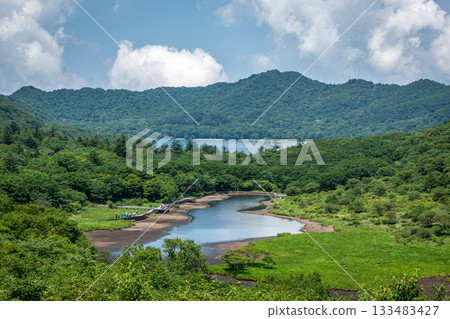 群馬縣角滿淵濕地全景,夏日藍天,壯麗積雲。 群馬縣角滿淵濕地全景,夏日藍天,壯麗積雲。 133483427