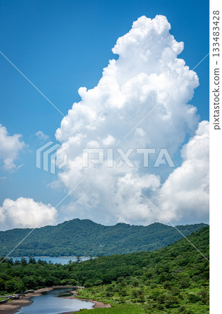 群馬縣的角滿淵瀑布，天空升起的積雨雲，壯麗的夏日天空和沼澤。 133483428