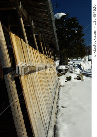 這是隆冬時節岐阜縣高山市莊川IC附近橋墩和附近房屋上的積雪。 133484620