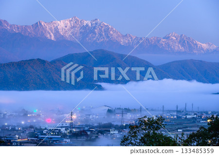 黎明時分的大町市和後立山山脈 [十月] 133485359