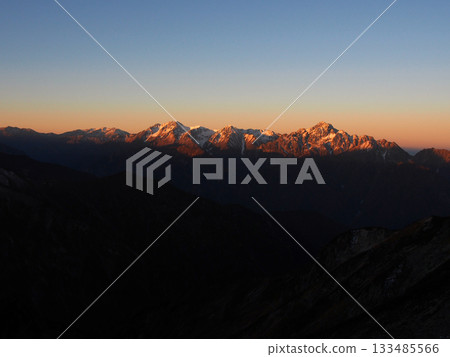 立山和劍山沐浴在晨曦之中。 133485566