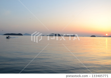 平靜的海面和沐浴在夕陽中的島嶼。 133485771