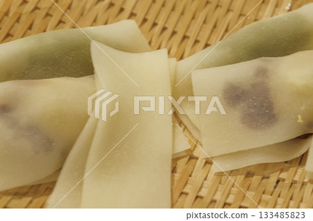 特寫：未烘焙的八橋，一種來自日本京都的傳統日式甜點。 133485823