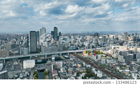 現代城市的無人機鳥瞰圖 133486123