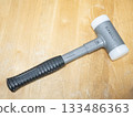 無衝擊鎚放在木桌上 133486363
