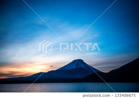 從本棲湖觀賞日出富士山 從本棲湖觀賞日出富士山 133486675