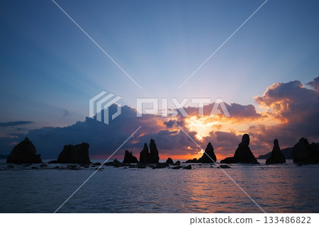 日出的暮光灑在橋桂岩上。 133486822