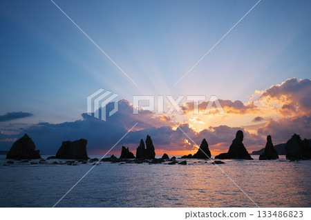 日出的暮光灑在橋桂岩上。 133486823