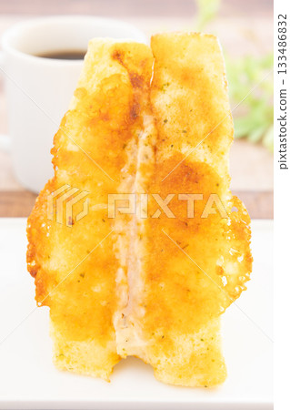 美味的烤金槍魚起司三明治和熱咖啡,作為早餐。 美味的烤金槍魚起司三明治和熱咖啡,作為早餐。 133486832